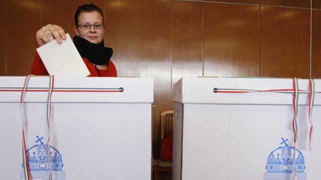 Eine Ungarin wirft ihren Wahlzettel in eine Urne. Eine Ungarin wirft ihren Wahlzettel in eine Urne.