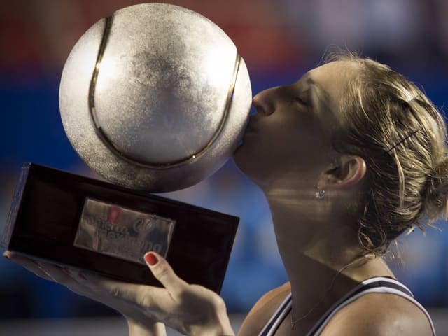 Bacsinszky küsst einen übergrossen Tennisball. Bacsinszky küsst einen übergrossen Tennisball.