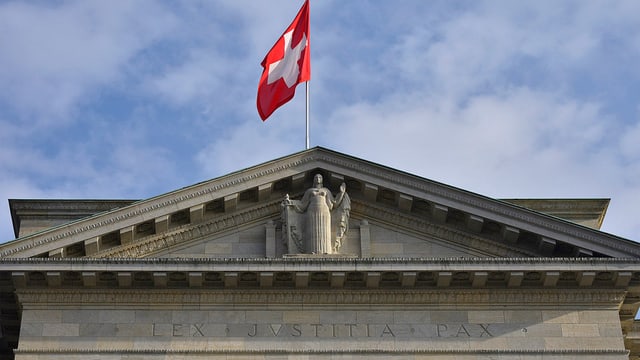 Fahne auf dem Bundesgericht Fahne auf dem Bundesgericht