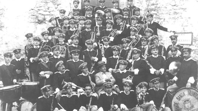 Mantegazzis Musikcorps steht auf Treppe. Mantegazzis Musikcorps steht auf Treppe.