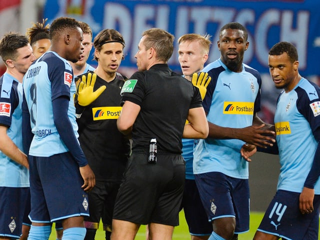 Fussballspieler diskutieren