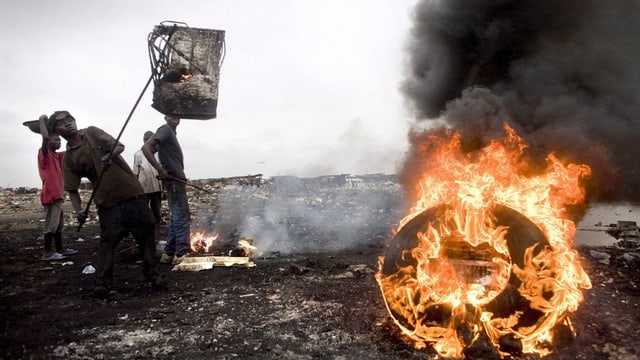 Ohne irgendeinen Schutz verbrennen Jugendliche in Ghana E-Waste, also Elektroschrott, um an verkaufbare Metalle heranzukommen. Ohne irgendeinen Schutz verbrennen Jugendliche in Ghana E-Waste, also Elektroschrott, um an verkaufbare Metalle heranzukommen.