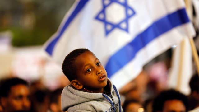 Ein Junge vor einer israelischen Fahne. Ein Junge vor einer israelischen Fahne.
