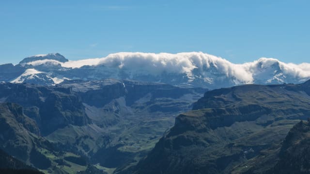 Nur mit Föhn wurde es nochmals warm. Föhnmauer am 12. September über den Glarner Alpen. Nur mit Föhn wurde es nochmals warm. Föhnmauer am 12. September über den Glarner Alpen.
