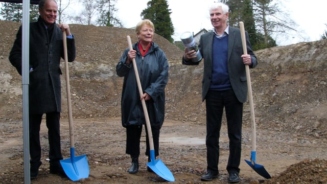 Spatenstich: Architekt Pierre de Meuron und die Riehener Gemeinderäte Irene Fischer und Willi Fischer. Spatenstich: Architekt Pierre de Meuron und die Riehener Gemeinderäte Irene Fischer und Willi Fischer.