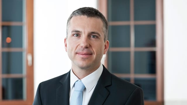 Ein Mann schaut in die Kamera Ein Mann schaut in die Kamera
