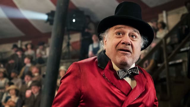 Ein Zirkusdirektor in der Manege. Ein Zirkusdirektor in der Manege.