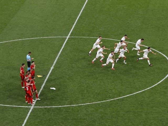 Die spanischen Spieler jubeln nach dem gewonnenen Penaltyschiessen im EM-Viertelfinal. Die spanischen Spieler jubeln nach dem gewonnenen Penaltyschiessen im EM-Viertelfinal.