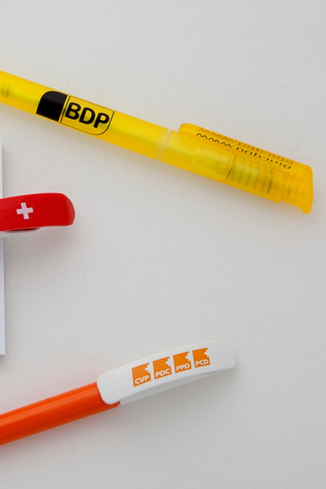 Zwei Kugelschreiber mit den Logos von BDP und CVP. Zwei Kugelschreiber mit den Logos von BDP und CVP.