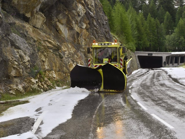 Unwetter machen der Tour de France zu schaffen. Unwetter machen der Tour de France zu schaffen.