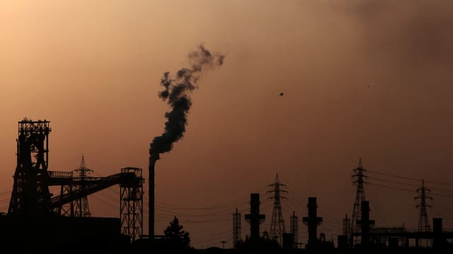 Bild des Stahlwerks Ilva in Taranto im Morgengrauen. Bild des Stahlwerks Ilva in Taranto im Morgengrauen.