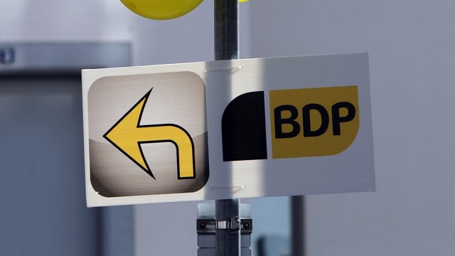 Wegweiser neben einem BDP-Plakat Wegweiser neben einem BDP-Plakat