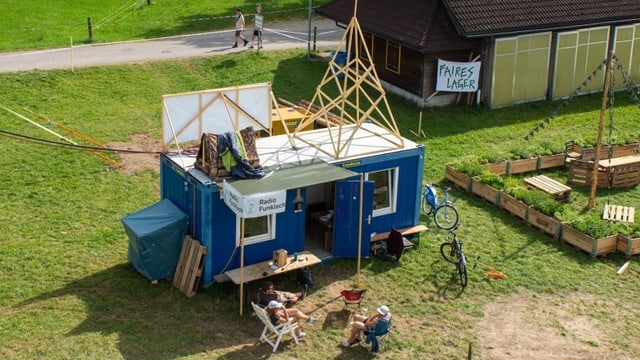 In einem Baucontainer ist die Radiostation des Pfadilagers «LUpiter 18» untergebracht. In einem Baucontainer ist die Radiostation des Pfadilagers «LUpiter 18» untergebracht.