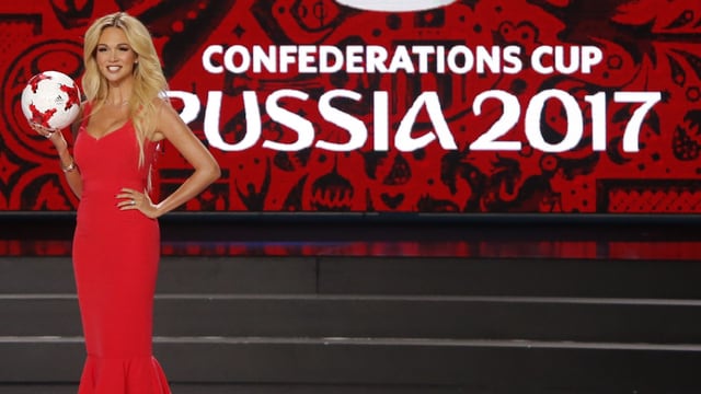Eine Frau an der Auslosung des Confed Cups Eine Frau an der Auslosung des Confed Cups