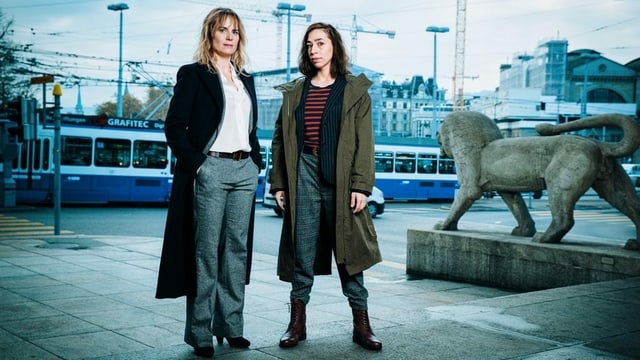 Die zwei Hauptdarstellerinnen Anna Pieri Zuercher als Kommissarin Isabelle Grandjean und Carol Schuler als Tessa Ott Die zwei Hauptdarstellerinnen Anna Pieri Zuercher als Kommissarin Isabelle Grandjean und Carol Schuler als Tessa Ott