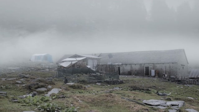 Blick auf eine Alphütte im Nebel Blick auf eine Alphütte im Nebel