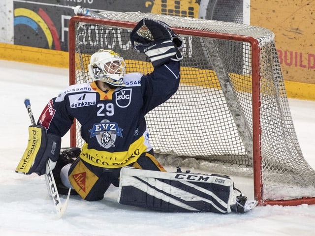 Sandro Aeschlimann wehrt einen Puck mit seiner Fanghand ab. Sandro Aeschlimann wehrt einen Puck mit seiner Fanghand ab.
