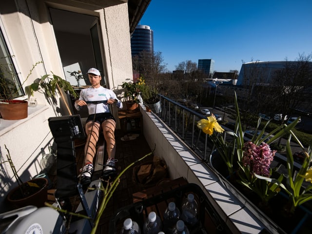 Johannes Weissenfeld rudert auf dem Balkon.