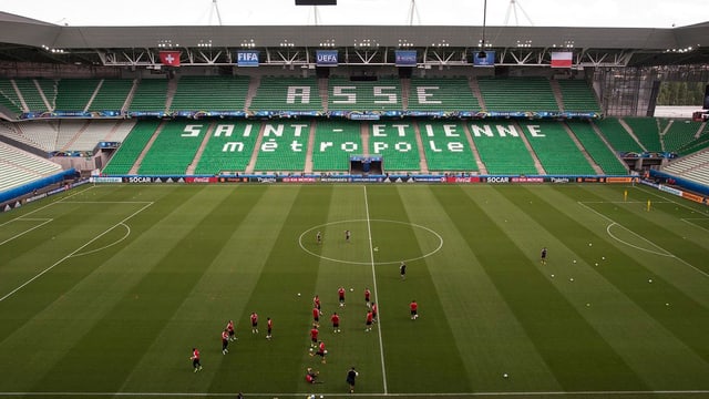 Das Stade Geoffroy-Guichard in Saint-Étienne. Das Stade Geoffroy-Guichard in Saint-Étienne.
