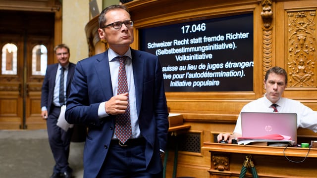 SVP-Nationalrat Roger Köppel verfolgt die Debatte SVP-Nationalrat Roger Köppel verfolgt die Debatte