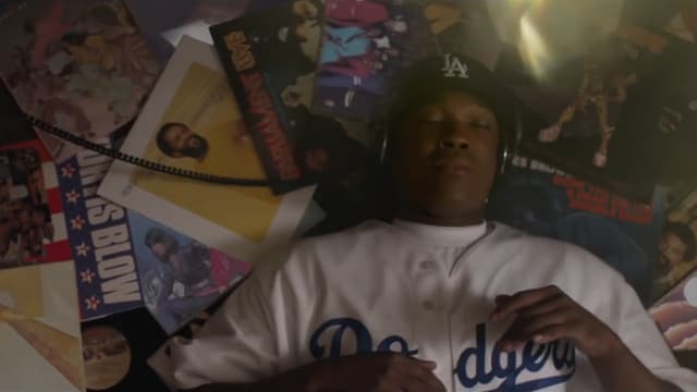 Dr. Dre liegt auf Schallplatten und hört Roy Ayers Dr. Dre liegt auf Schallplatten und hört Roy Ayers