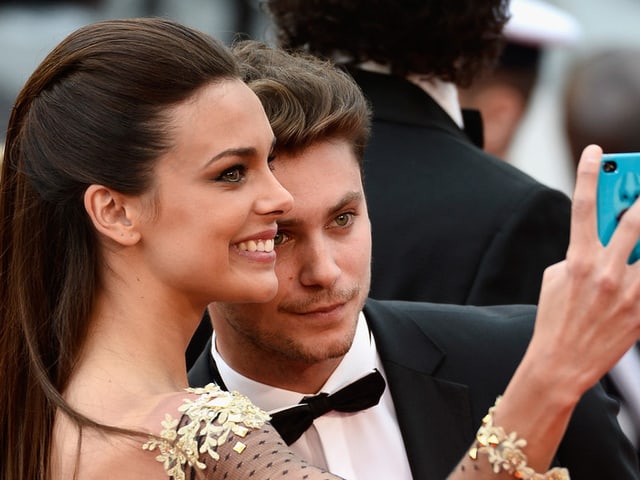 Mann und Frau machen Selfie Mann und Frau machen Selfie