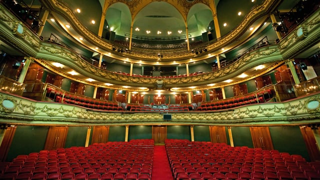 Farbaufnahme der Oper in Antwerpen innen mit roten Stühlen und grüner Decke Farbaufnahme der Oper in Antwerpen innen mit roten Stühlen und grüner Decke