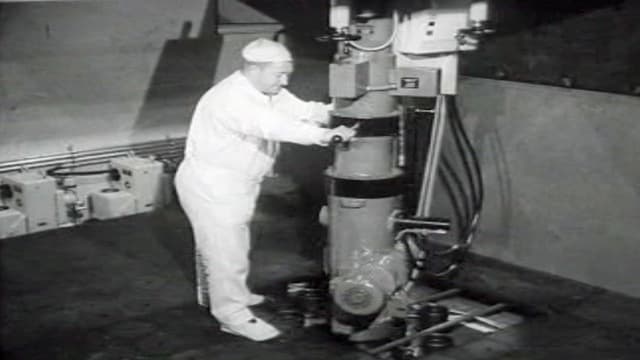 Ein Mann bedient eine Maschine im Versuchsatomkraftwerk in Lucens Ein Mann bedient eine Maschine im Versuchsatomkraftwerk in Lucens