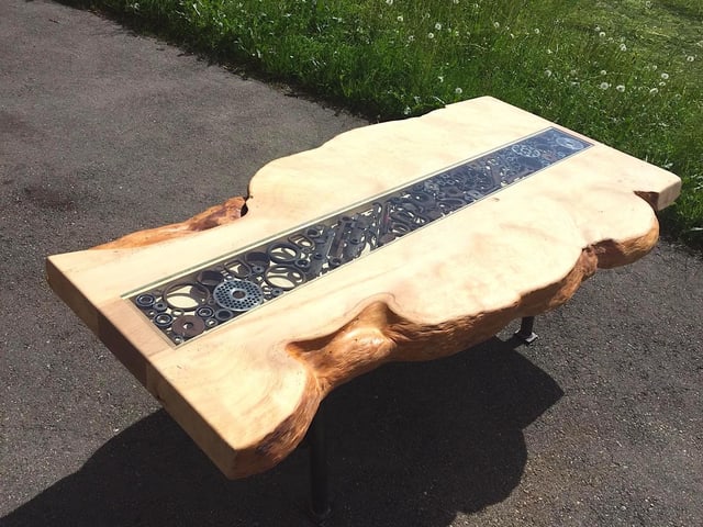 Ein Holztisch mit Metalleinsatz.