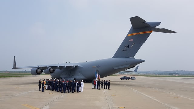 Das Flugzeug am Militärstützpunkt Osan Das Flugzeug am Militärstützpunkt Osan