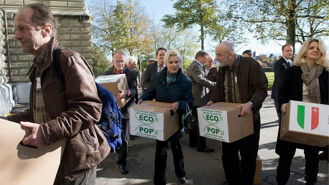 Einreichen der Unterschriften zur Ecopop-Initiative im November 2012. Einreichen der Unterschriften zur Ecopop-Initiative im November 2012.