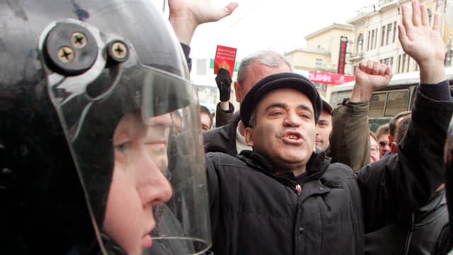 Kasparow bei einer Demonstration.