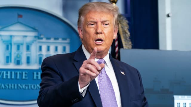 US-Präsident Donald Trump hält eine Hand mahnend in die Kamera, während er im Weissen Haus ein Briefing hält. US-Präsident Donald Trump hält eine Hand mahnend in die Kamera, während er im Weissen Haus ein Briefing hält.