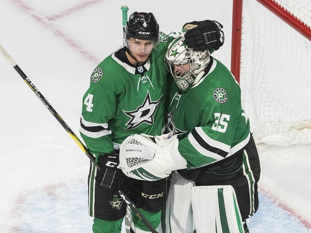 Dallas-Goalie Anton Chudobin wird nach einer starken Leistung von Miro Heiskanen beglückwünscht. Dallas-Goalie Anton Chudobin wird nach einer starken Leistung von Miro Heiskanen beglückwünscht.
