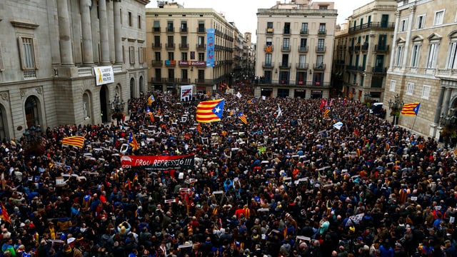 Mehrere tausende Menschen protestierten vor dem Sitz der Regionalregierung in Barcelona. Mehrere tausende Menschen protestierten vor dem Sitz der Regionalregierung in Barcelona.