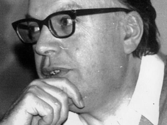 Robert Antelme trägt Brille. Robert Antelme trägt Brille.