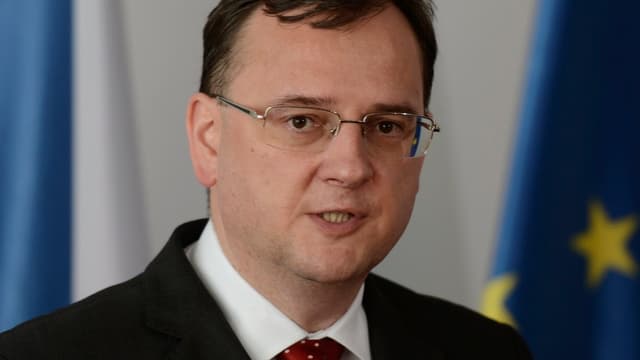 Nah-Aufnahme von Brillenträger Necas bei einer Pressekonferenz nach der Razzia. Nah-Aufnahme von Brillenträger Necas bei einer Pressekonferenz nach der Razzia.