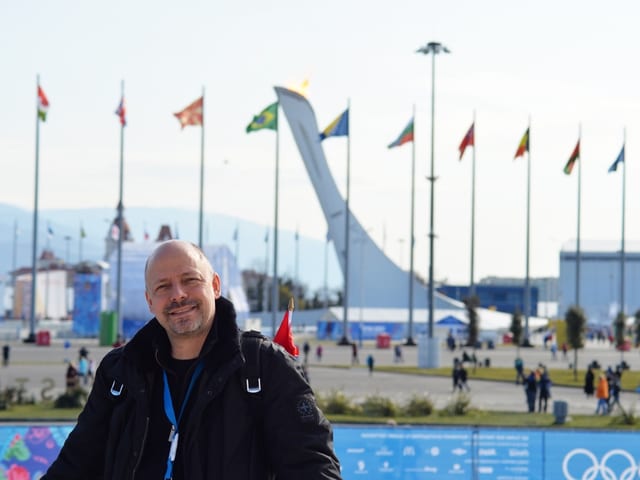 Olympia-Sammler Markus Osterwalder im Olympic Park in Sotschi, nahe der Curling-Halle. Olympia-Sammler Markus Osterwalder im Olympic Park in Sotschi, nahe der Curling-Halle.