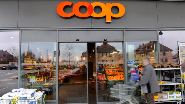 Eingang Coop, Mann mit Einkaufswagen. Eingang Coop, Mann mit Einkaufswagen.