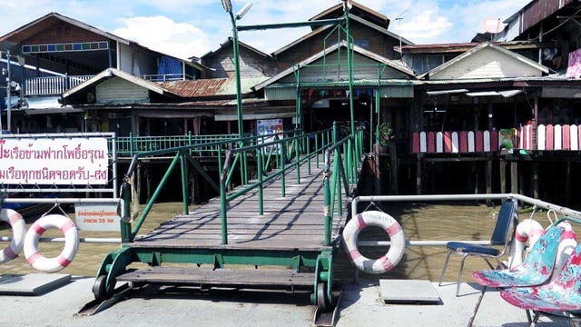 Ein Eingang zum Souvenirladen. Eine Flossbrücke führt hinein. Ein Eingang zum Souvenirladen. Eine Flossbrücke führt hinein.