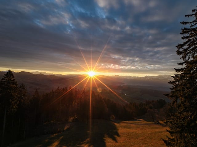 Die Sonne geht am Horizont auf.