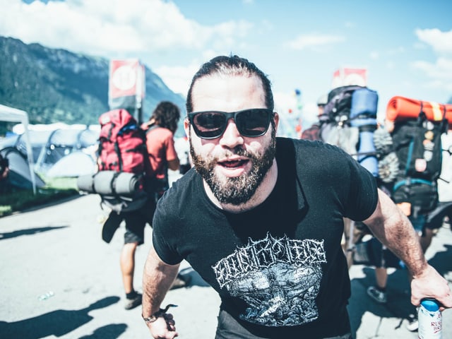 Festivalbesucher mit Sonnenbrille Festivalbesucher mit Sonnenbrille
