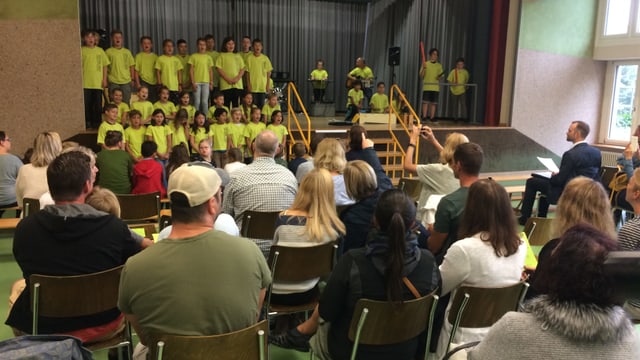 Erwachsene hören Kindern zu Erwachsene hören Kindern zu