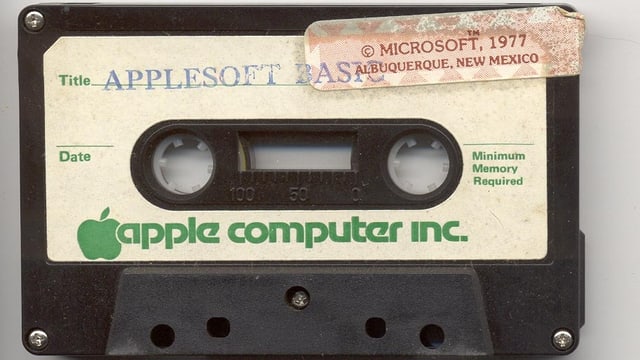 Musikkasette, die mit APPLESOFT BASIC beschriftet ist. Musikkasette, die mit APPLESOFT BASIC beschriftet ist.