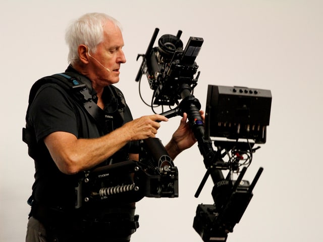 Mann mit einer Steadicam. Mann mit einer Steadicam.
