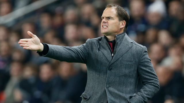Frank De Boer gestikuliert an der Seitenlinie. Frank De Boer gestikuliert an der Seitenlinie.