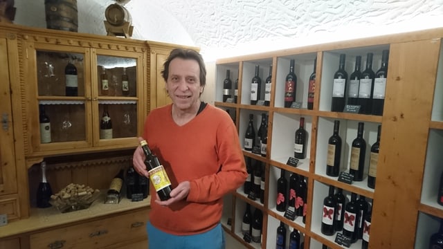Mario Albin presenta ina buttiglia vin da messa. Mario Albin presenta ina buttiglia vin da messa.