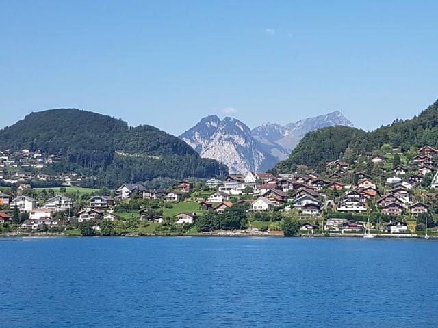Blick über den blauen Faulensee. Darüber ein wolkenloser Himmel. Blick über den blauen Faulensee. Darüber ein wolkenloser Himmel.