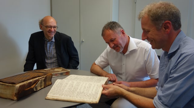Die Übergabe der Bücher im Rathaus Gossau: (v.l.n.r.) Der Historiker Karl Schmucki, der Leiter der Stadtkanzlei Gossau Patrick Strässe und Stiftsarchiver Peter Erhart. Die Übergabe der Bücher im Rathaus Gossau: (v.l.n.r.) Der Historiker Karl Schmucki, der Leiter der Stadtkanzlei Gossau Patrick Strässe und Stiftsarchiver Peter Erhart.