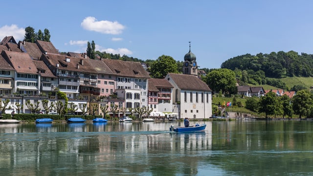 Die Gemeinde Eglisau liegt malerisch am Rhein.